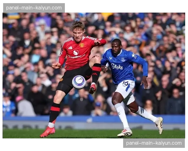 特写:终场哨响,为埃弗顿保级拼尽全力的老将阿什利-Young瘫坐在地 特写:终场哨响,为埃弗顿保级拼尽全力的老将阿什利-Young瘫坐在地