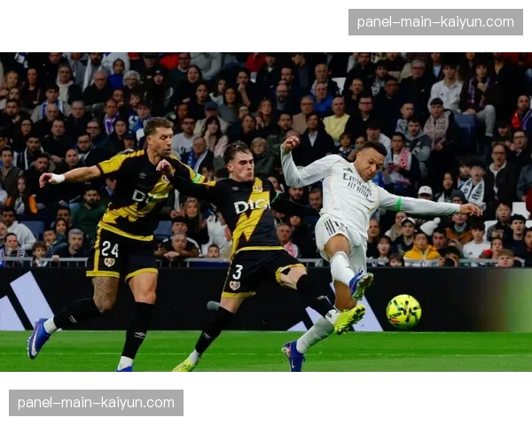 西甲焦点战前瞻:皇家马德里主场迎战马德里竞技,欧冠晋级后士气正盛 西甲焦点战前瞻:皇家马德里主场迎战马德里竞技,欧冠晋级后士气正盛